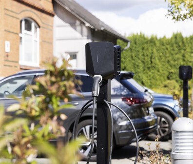 Rechteckiges Bild von einer E-Ladestation für Autos