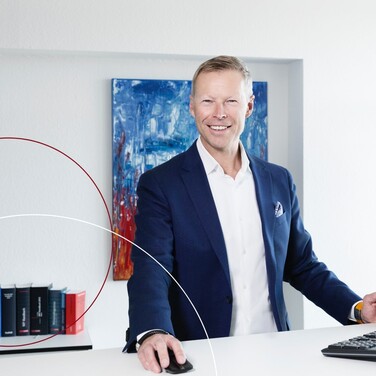 Portrait von Michael Heil im Büro