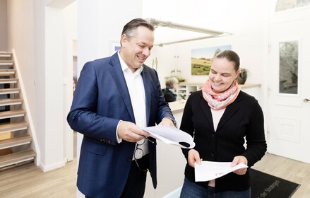 Zwei ttpler halten weiße Papiere in der Hand