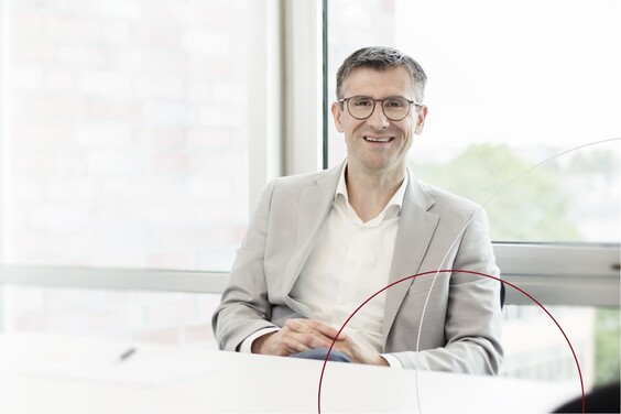 mehmet centintürk sitzt am weißen schreibtisch