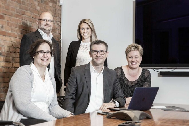 Fünf ttpler posieren vor der Kamera