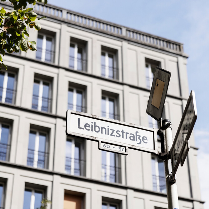 Blick auf ein Straßenschild in Berlin