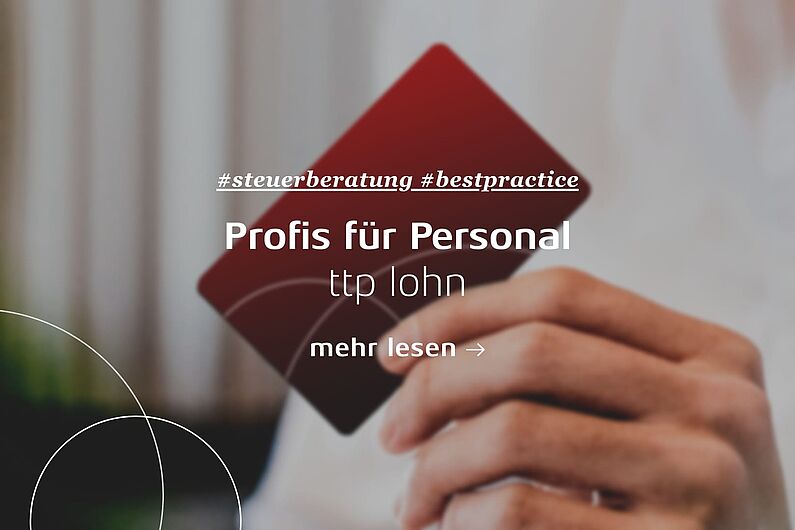 Hand hält eine rote Karte hoch