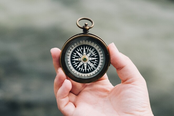 Hand hält einen Kompass