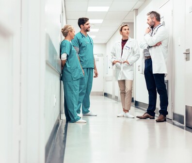 Quadratisches Bild von Ärzten in einem Flur