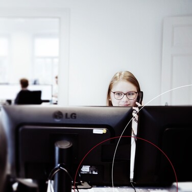 Blick auf eine ttp Mitarbeiterin im Büro