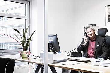 Grafik von einem Männchen, dass eine Treppe hinaufsteigt