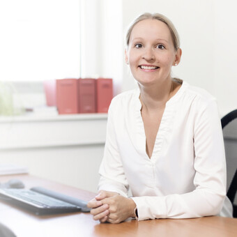 Barbara Heller posiert vor der Kamera