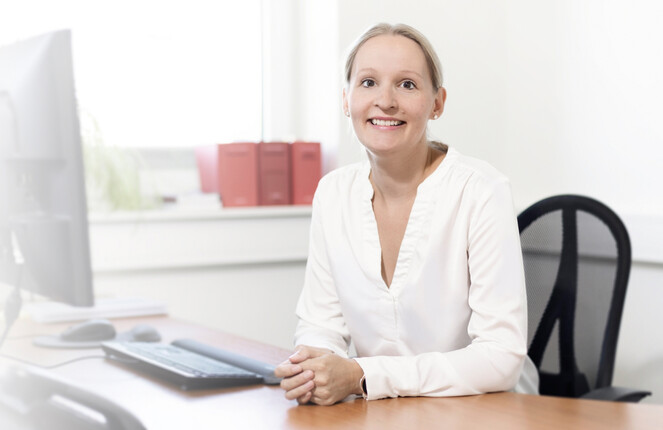 Barbara Heller posiert vor der Kamera