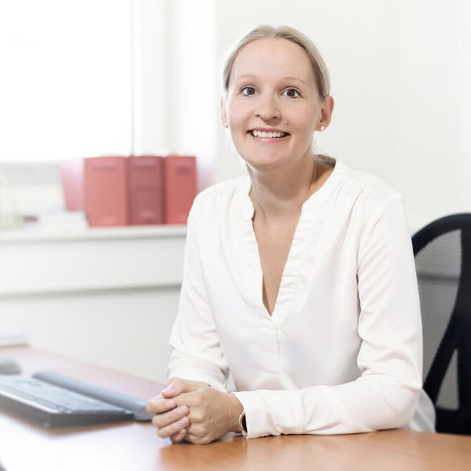 Barbara Heller posiert vor der Kamera