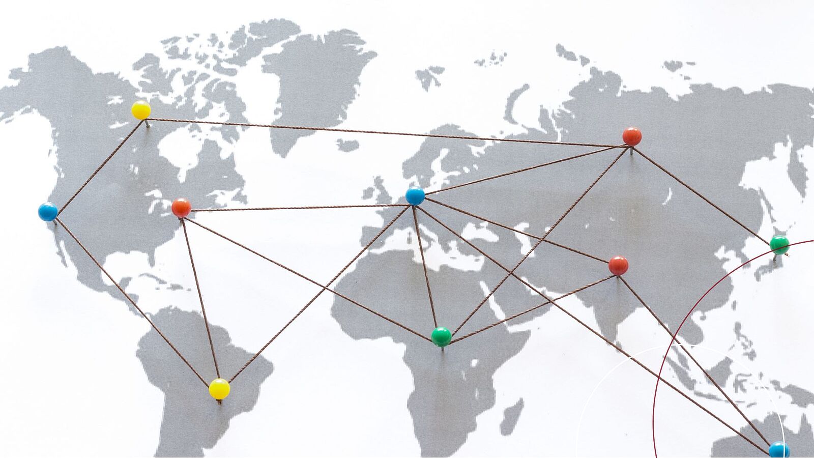 Eine Weltkarte mit Pins und Vernetzungen.