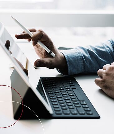 Ein Mann tippt auf einem Ipad