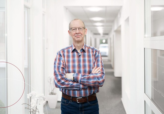 Ralf Lohmann steht im Flur von ttp