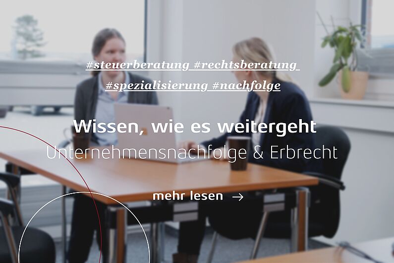 Zwei Frauen sitzen an einem Schreibtisch