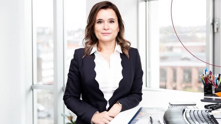 Jana Miller am Schreibtisch