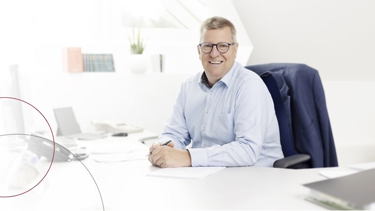 Kollege Hajo Schmidt an seinem Schreibtisch.