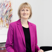 Petra Hansen lächelt in die Kamera