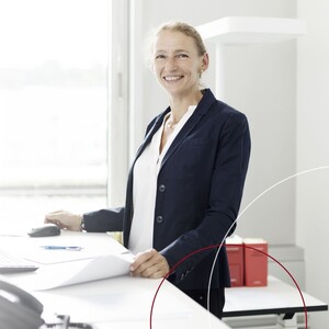 Eine ttplerin posiert im Anzug vor der Kamera