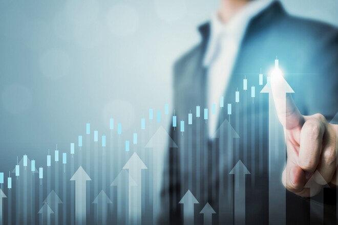 Mann tipp auf einen aufsteigenden Pfeil