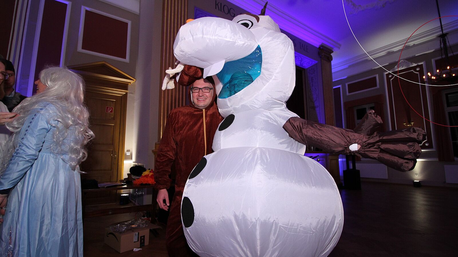 Ein verkleideter Mann auf der ttp Weihnachtsfeier