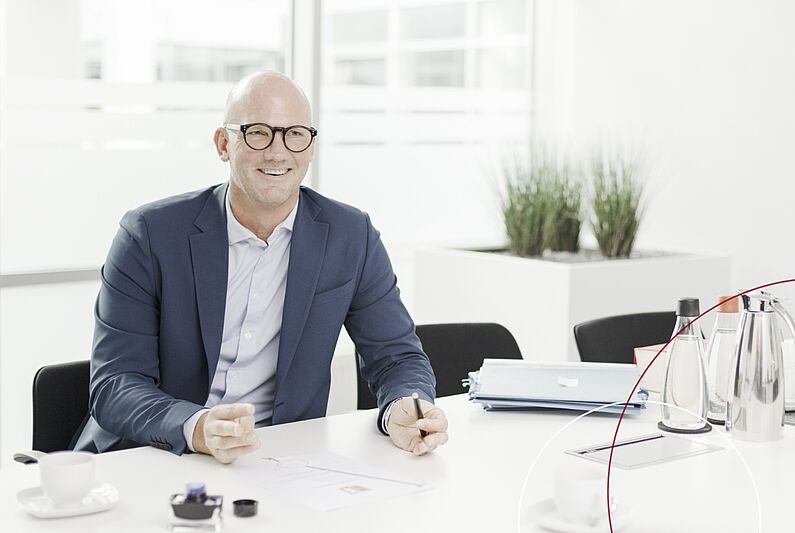 Ein Rechtsanwalt von ttp sitzt hinter seinem Schreibtisch.