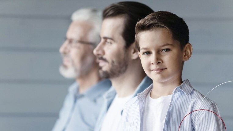 Zu sehen ist ein drei-Generationen-Bild im Seitenprofil.