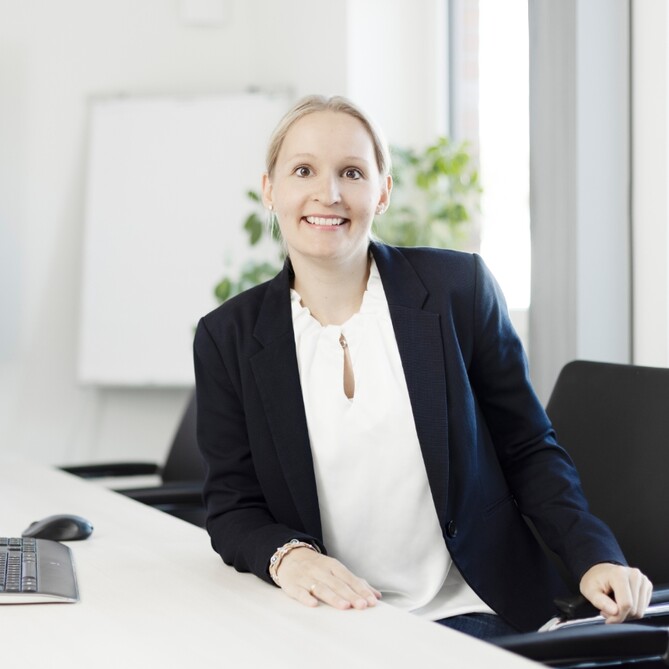 Barbara Heller lächelt sitzend in die Kamera