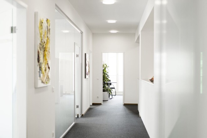 Blick auf einen weißen hellen Flur von ttp