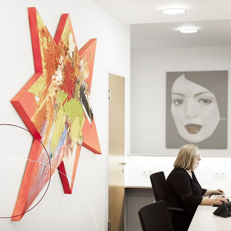 Ein Gemälde hängt im Büro von Christian Huschke