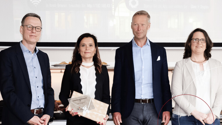 Vier Mitarbeiter von ttp nehmen einen Preis entgegen