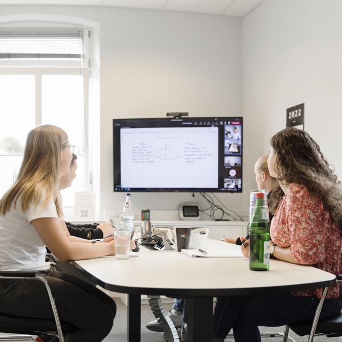 Vier ttp Mitarbeiterinnen sitzen im Meeting