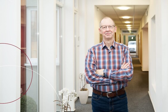 Ralf Lohmann steht im Flur