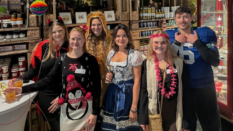 Verkleidete ttp-Mitarbeiter bei der Weihnachtsfeier