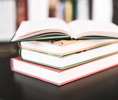 Quadratisches Bild von vier gestapelten Büchern