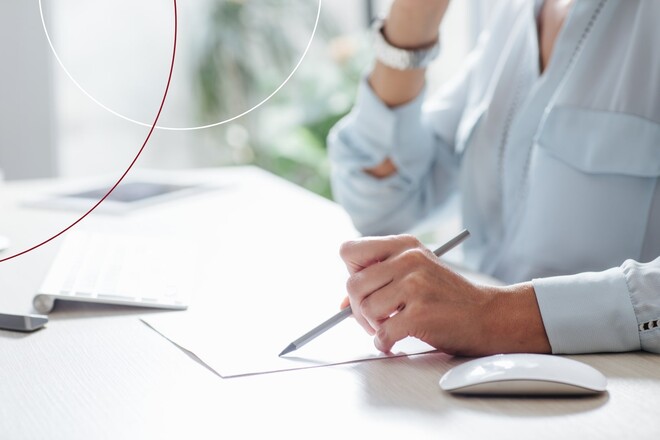 Eine Frau hält einen Bleistift