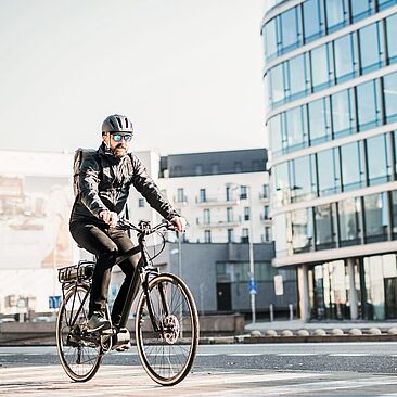 Grafik mit deinem hochgereckten Daumen und einem Geschenk