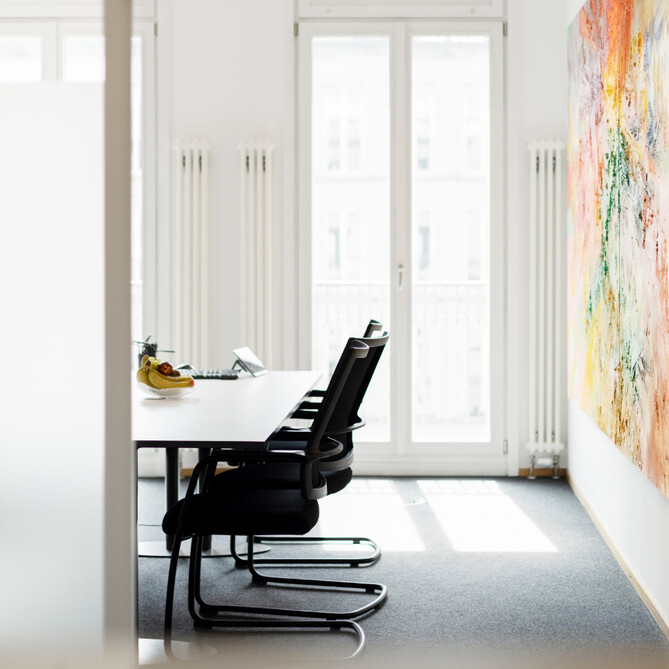 Blick in einen Meetingraum im ttp Büro in Berlin