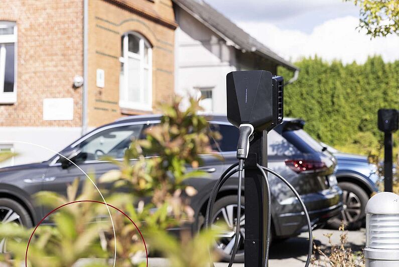 Eine E-Ladestation an einem Parkplatz