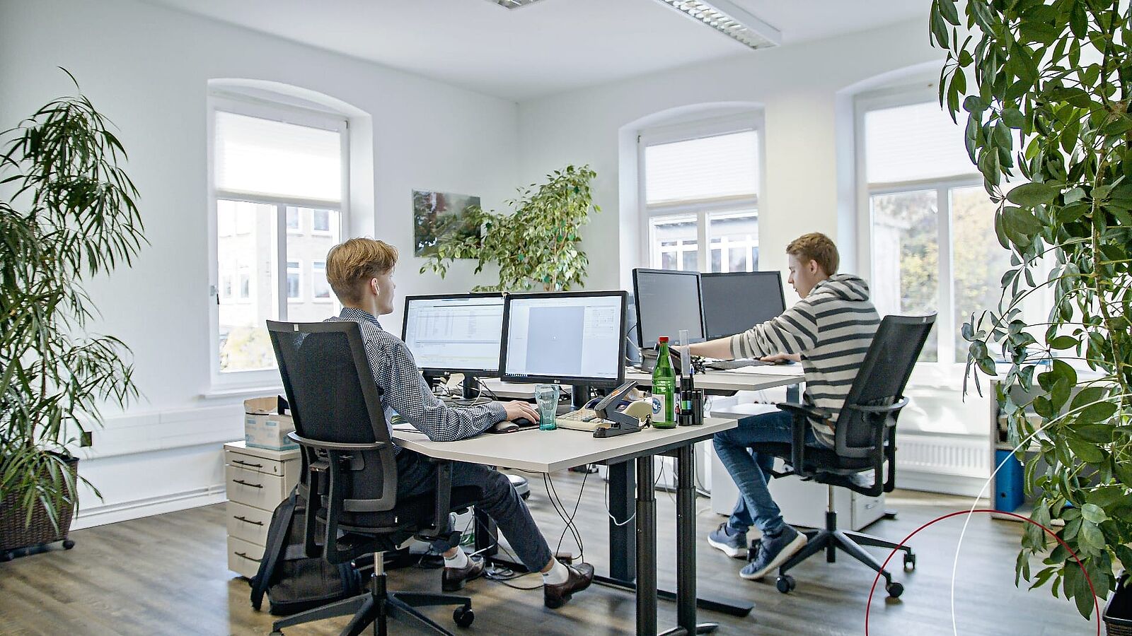 Büro mit zwei Mitarbeitern bei ttp