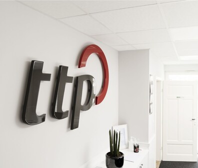 Quadratisches Bild von dem ttp Logo im ttp Büro