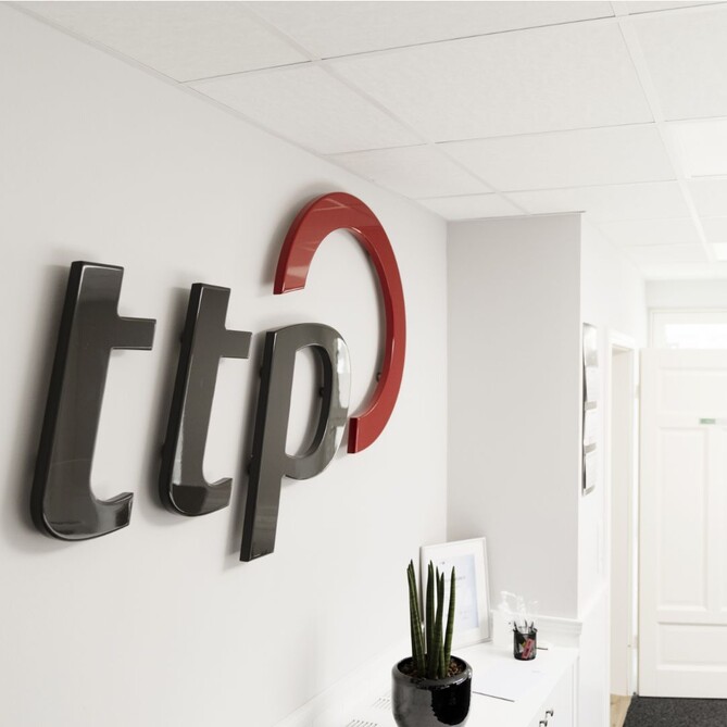 Quadratisches Bild von dem ttp Logo im ttp Büro
