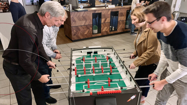 Vier ttpler spielen Tischkicker