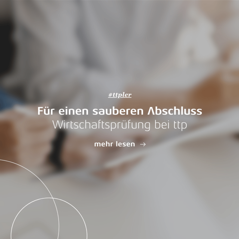 Zwei Personen arbeiten an Ipads