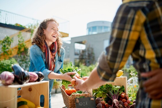 Eine Frau am Marktstand für Obst und Gemüse