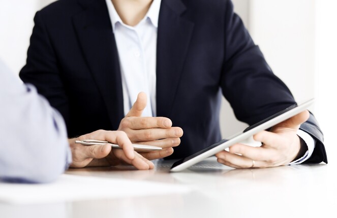 Gestikulierende Person im Anzug