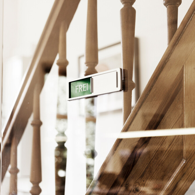 Eine alte Holztreppe mit einem Schild