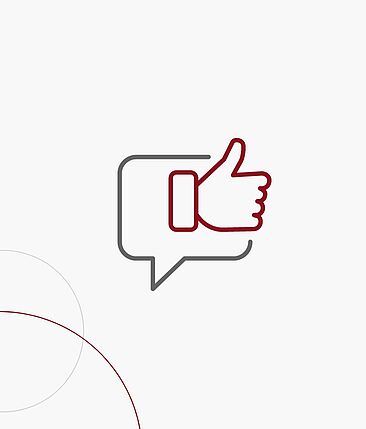 Dunkelgrauer Sprechblasen- und roter Daumen hoch-Icon auf hellgrauem Hintergrund