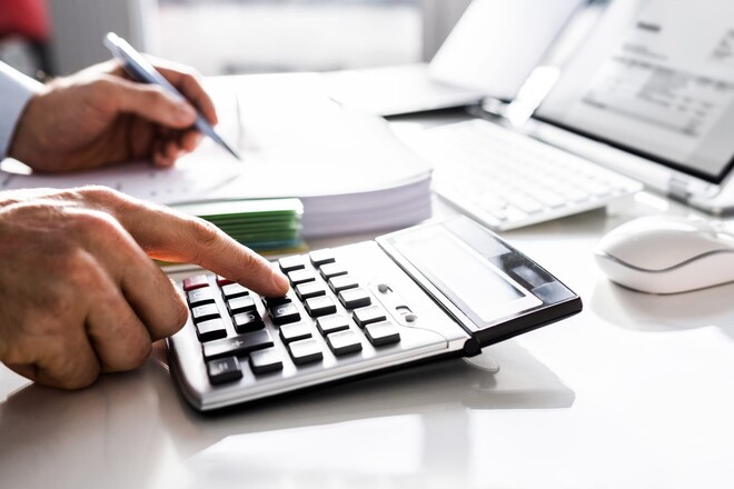 Zahlen werden in einen Taschenrechner getippt