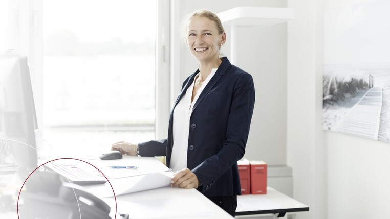 ttplerin im schwarzen Anzug am Schreibtisch