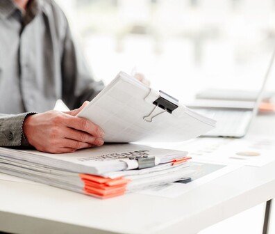 Quadratisches Bild von sortiert Papiere am Schreibtisch